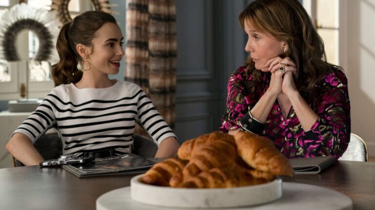 Emily die aan tafel zit met croissantjes voor haar.