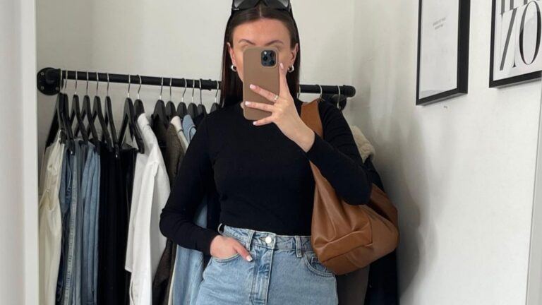 Vrouw die selfie maakt in de spiegel.