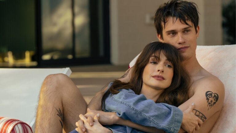 Sc&egrave;ne uit de film: The Idea of You, met Anne Hathaway en Nicholas Galitzine.