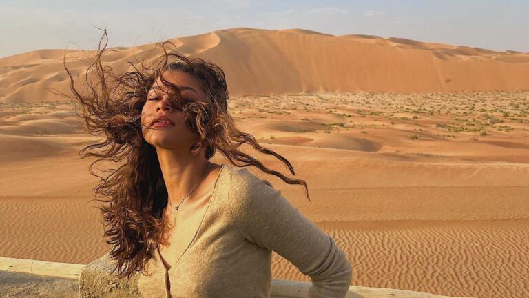 Zendaya in de woestijn.