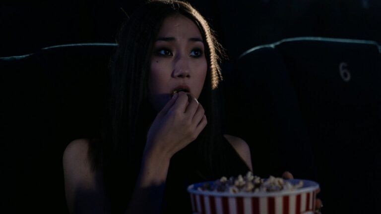 Meisje dat popcorn eet.