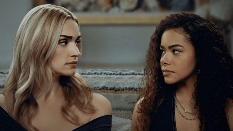 Moeder en dochter kijken boos naar elkaar. Sc&egrave;ne uit: Ginny & Georgia.