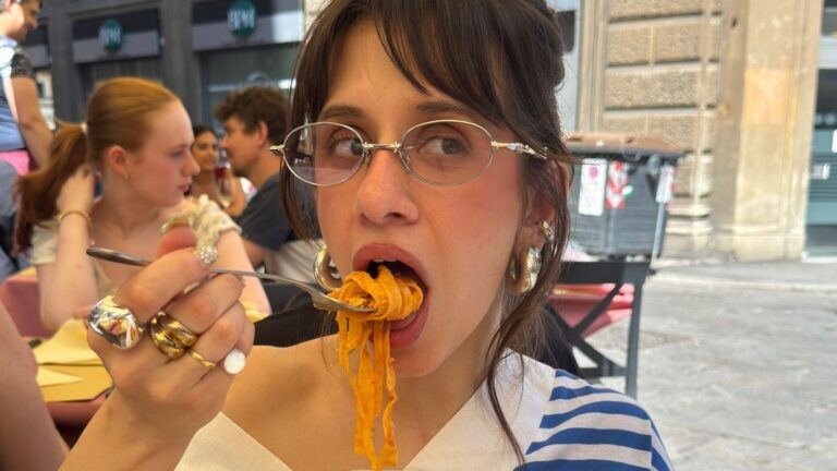 Meisje eet pasta.