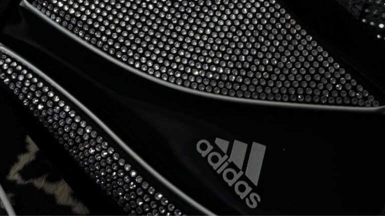 De Adidas tas met strass steentjes.