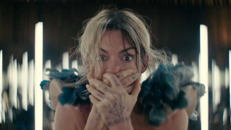 Anne Hathaway in de film Mother Mary.