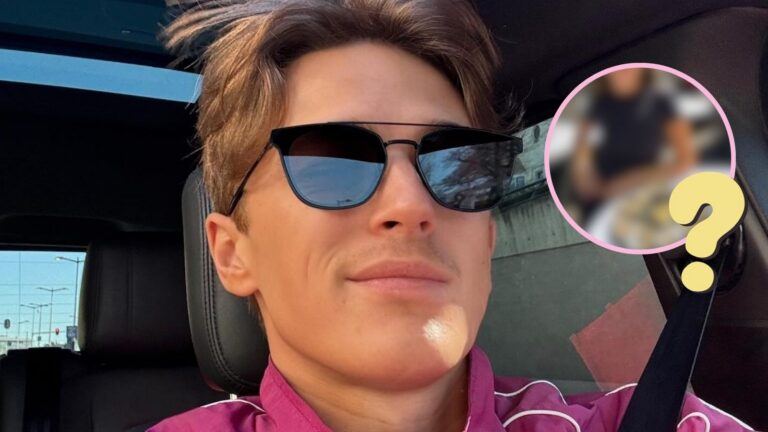 Zanger Antoon met een geblurde foto naast zich.