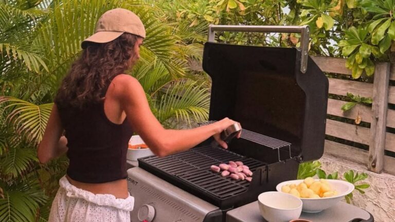 Meisje achter de BBQ.