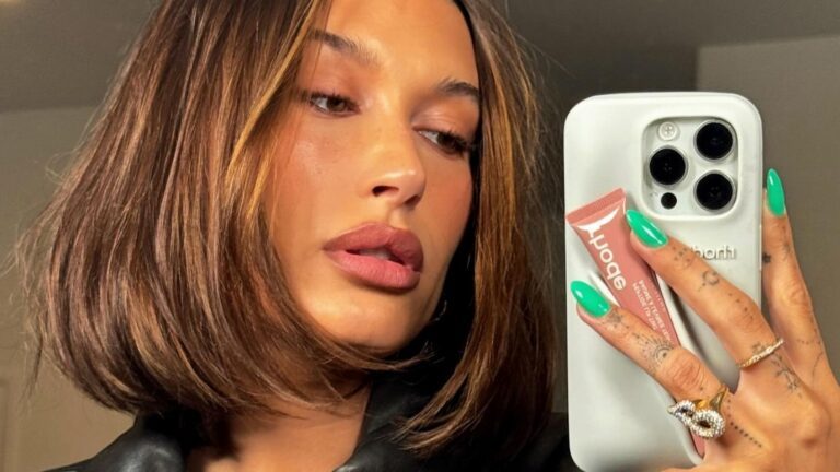 Spiegelfoto van Hailey Bieber.