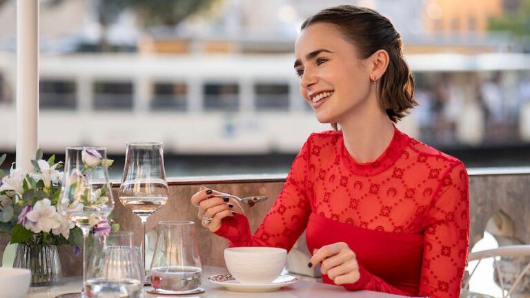 Emily drinkt een kopje koffie.