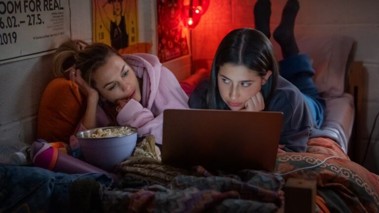 Foto van een scene in Netflix-komedie Roommates.