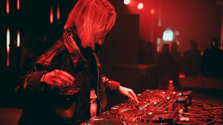 Vrouwelijke DJ.