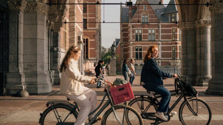 Meiden die op de fiets zitten.