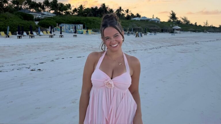 Lachende vrouw op het strand.
