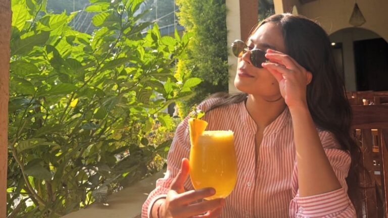 Vrouw met fruitdrankje.