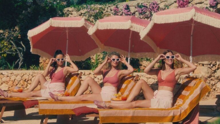 De leden van K3 op het strand.