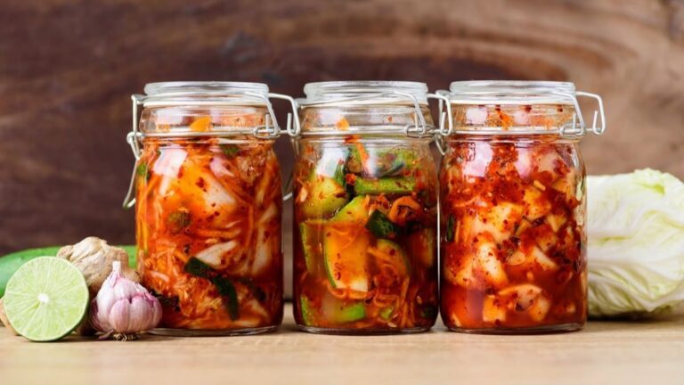 Potten met kimchi.