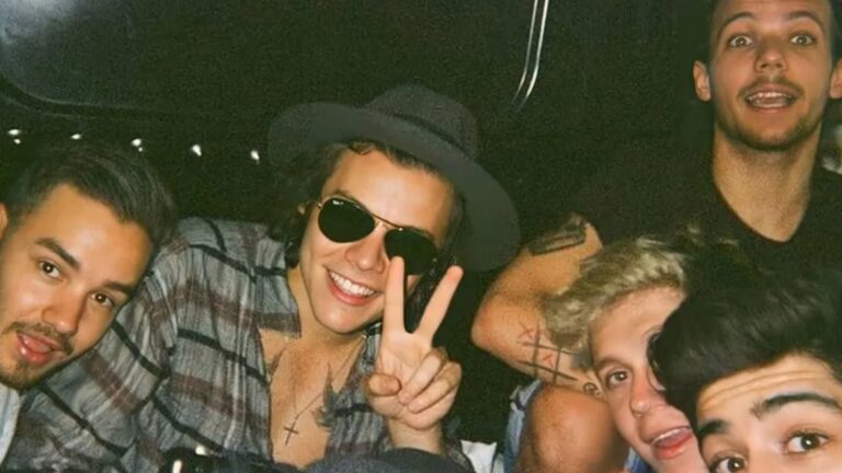 De jongens van One Direction op een oude selfie.