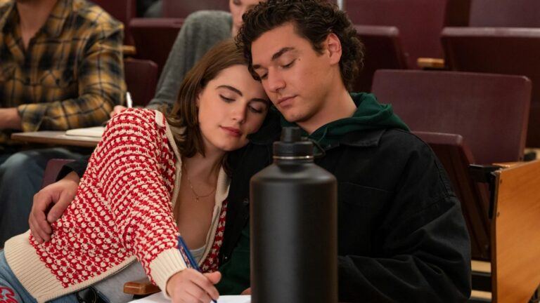 Hannah en Garrett in Off Campus.