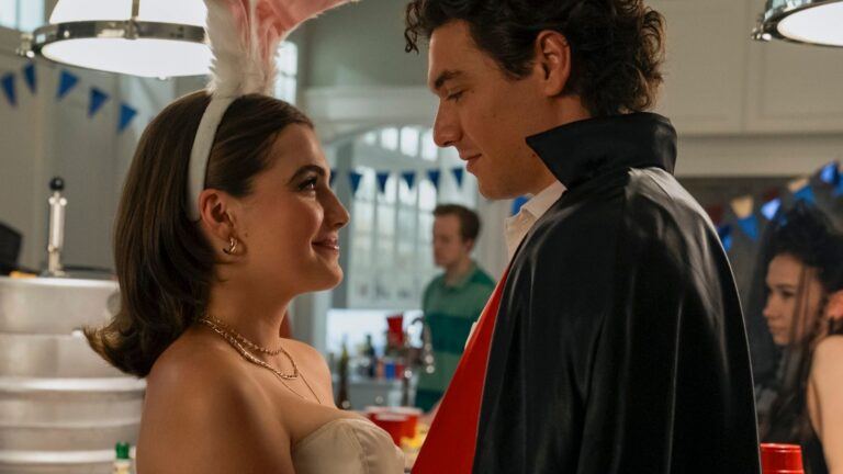 Hannah en Garrett in Off Campus.