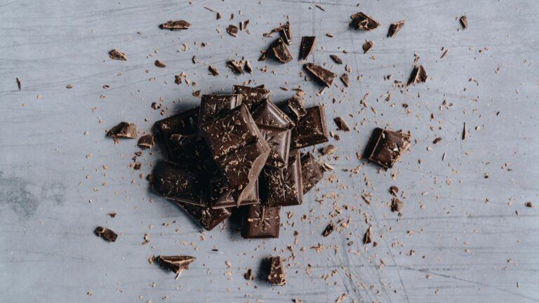 Stukjes pure chocolade.