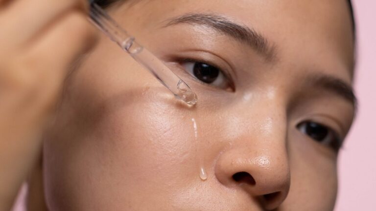 Vrouw gebruik een serum op haar gezicht.