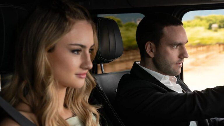 Twee mensen samen in een auto.