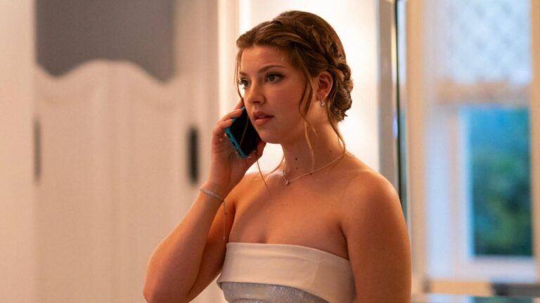 Bree uit Tell Me Lies is aan het bellen.