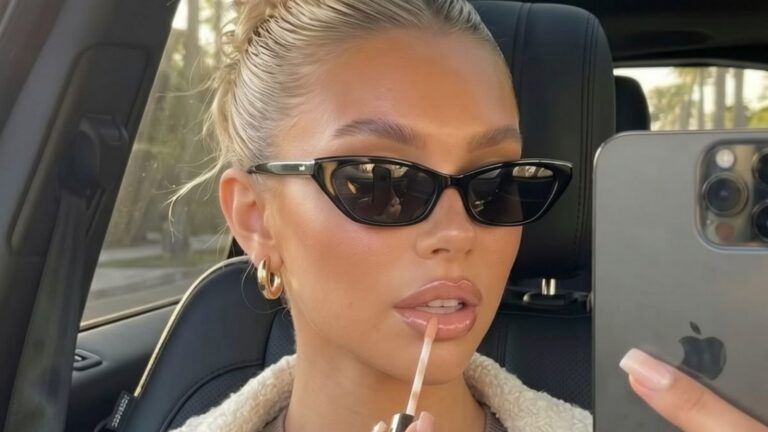 Vrouw die lipgloss opdoet.