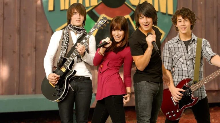 Demi Lovato, Kevin, Joe en Nicky Jonas met muziekinstrumenten