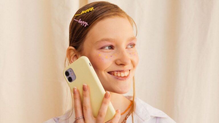 Meisje met een telefoon.