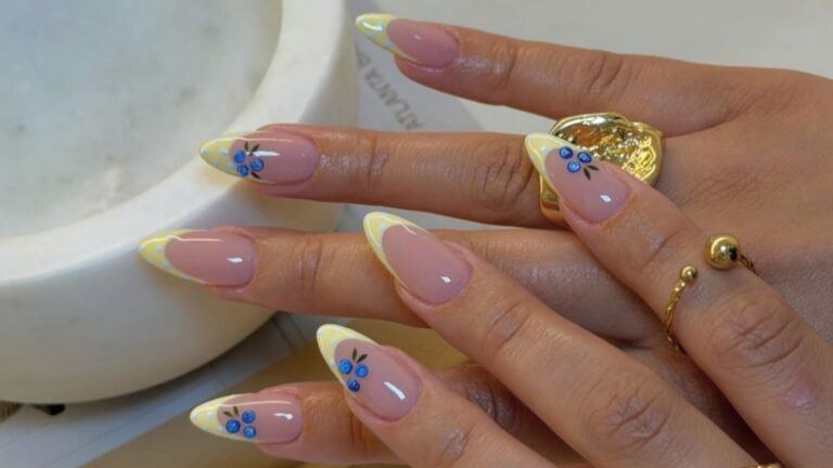 Gele nagels met blauwe besjes