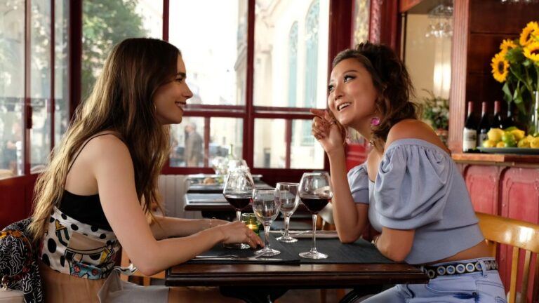 Emily en Mindy zitten samen in een restaurant.