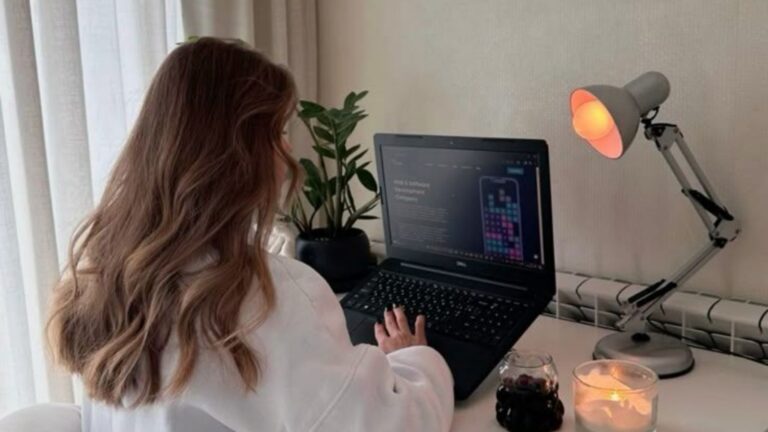 Vrouw achter haar laptop.