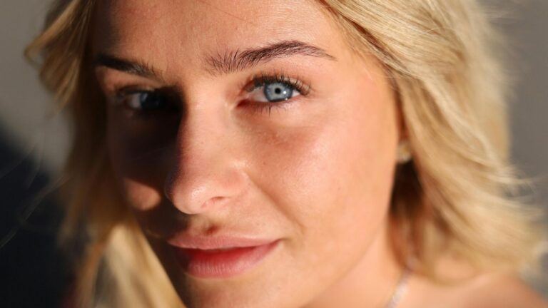 Vrouw met blauwe ogen.