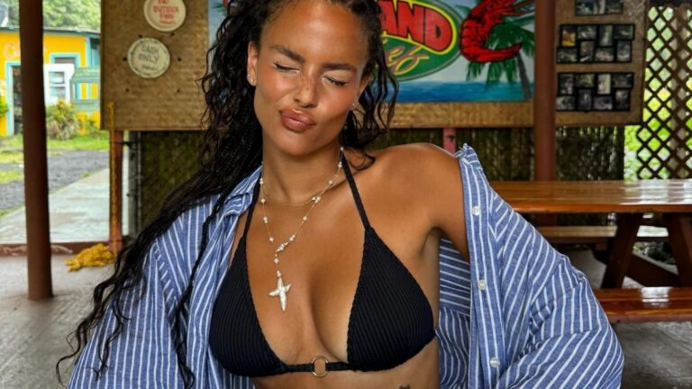 Meisje poseert in een bikini.