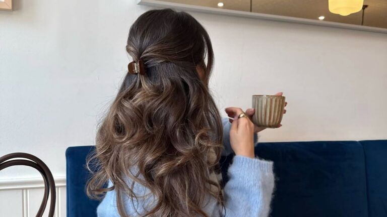 Vrouw in een café.