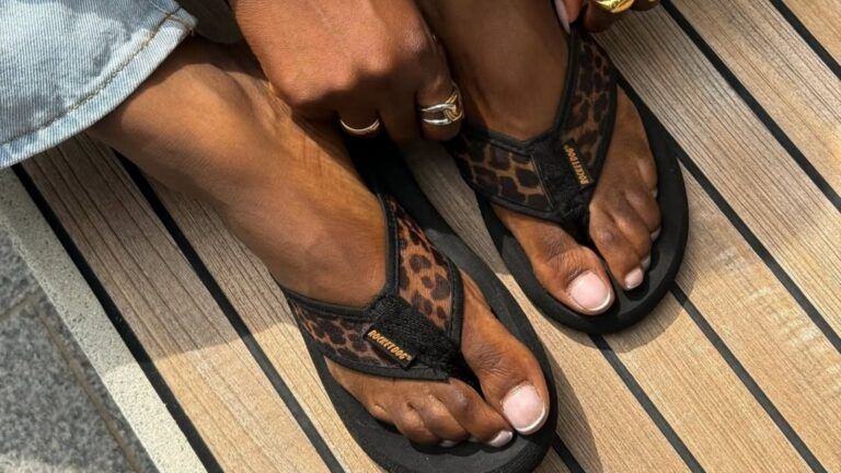 Luipaardprint slippers.