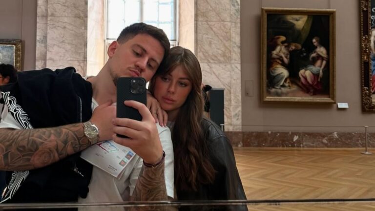 Koppel die een spiegelselfie maakt.