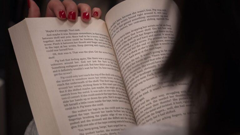 Vrouw leest uit een boek.