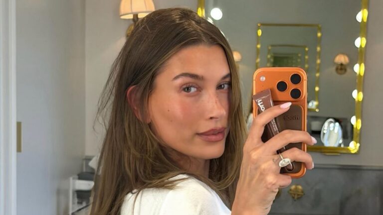 Spiegelselfie van Hailey Bieber.