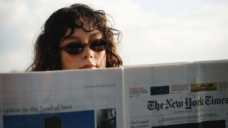 Vrouw leest de krant.