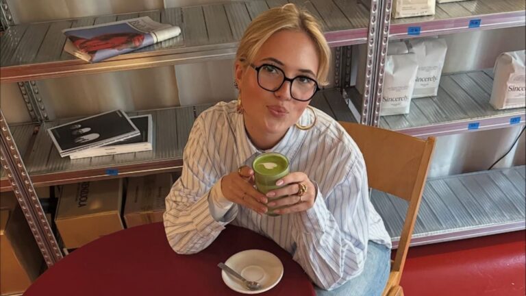 Vrouw met een bril en matcha.