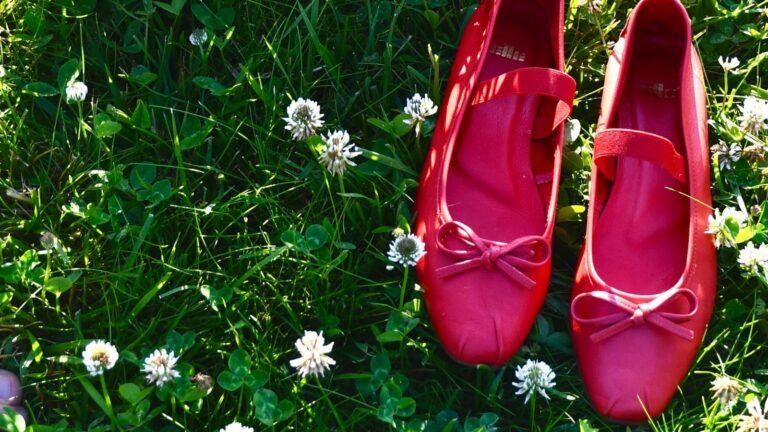 Ballerina schoentjes op het gras.