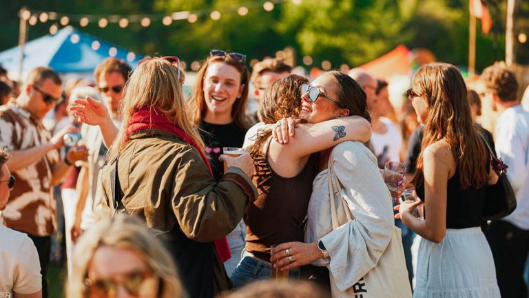 Bezoekers van TAPT, een borrelfestival in Amsterdam