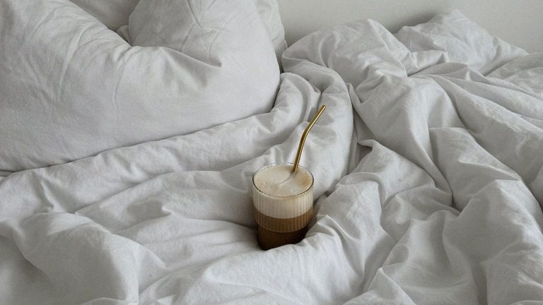 Dekbed met koffie.