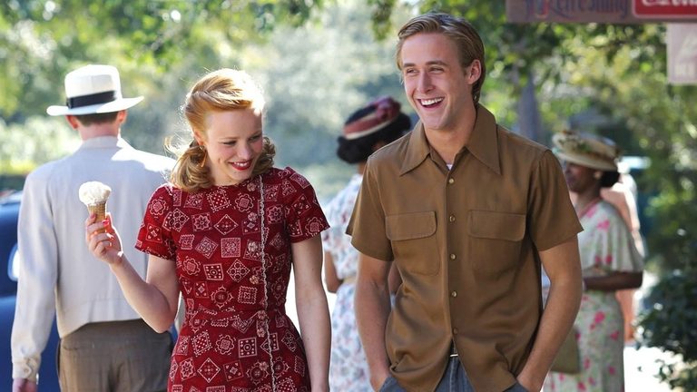 Allie en Noah die samenlopen.