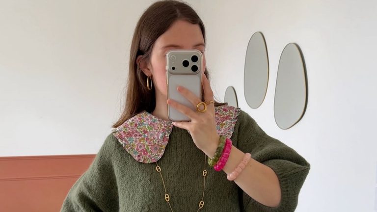 Vrouw in een groene trui.