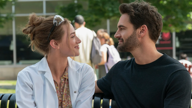 Lily Reinhart en Tom Bateman in The Love Hypothesis