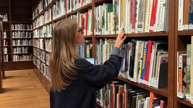 Josefine Vogt in een bibliotheek