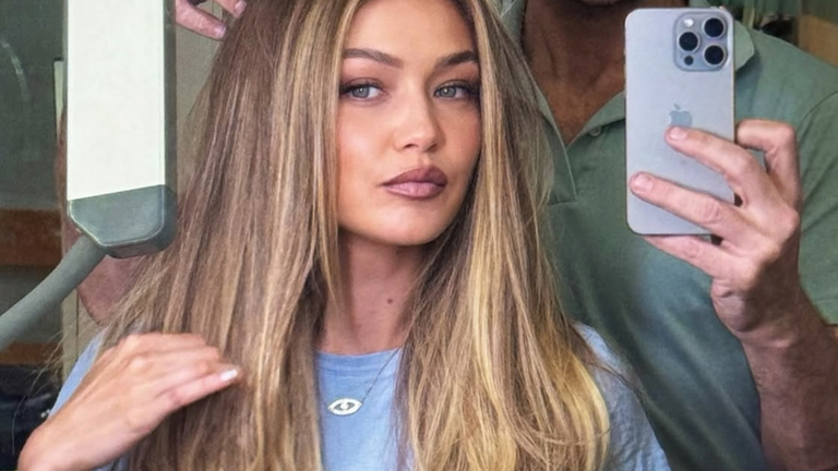 Een spiegelselfie van Gigi Hadid.